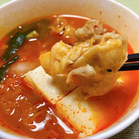 ぴりっとした辛味がクセになる！豚肉のスンドゥブチゲスープ♪