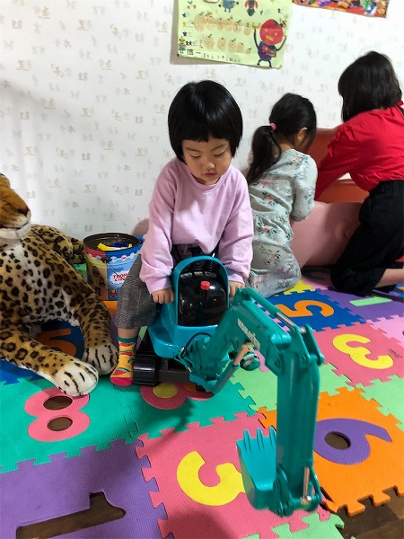 ショベルカーのおもちゃがお気に入り❤️