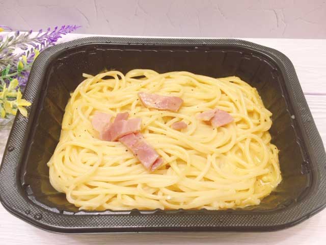 ①レンジでカルボナーラスパゲッティを温める