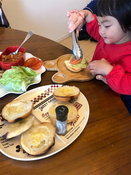 【スザンヌの妹マーガリンの子育てin熊本】モスソース風ハンバーガー🍔を一緒につくったよ❤️