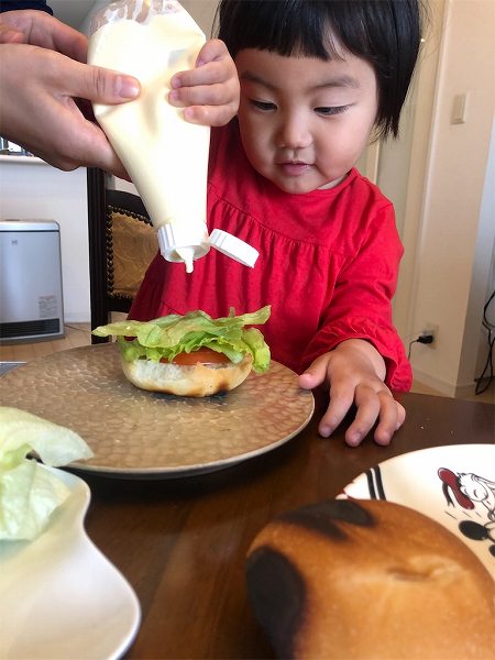 【スザンヌの妹マーガリンの子育てin熊本】モスソース風ハンバーガー🍔を一緒につくったよ❤️