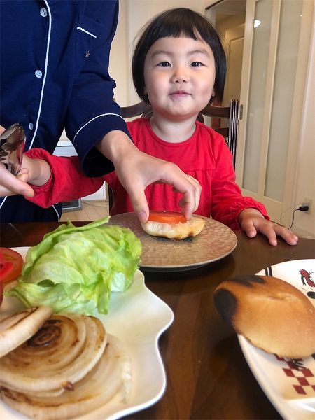 【スザンヌの妹マーガリンの子育てin熊本】モスソース風ハンバーガー🍔を一緒につくったよ❤️