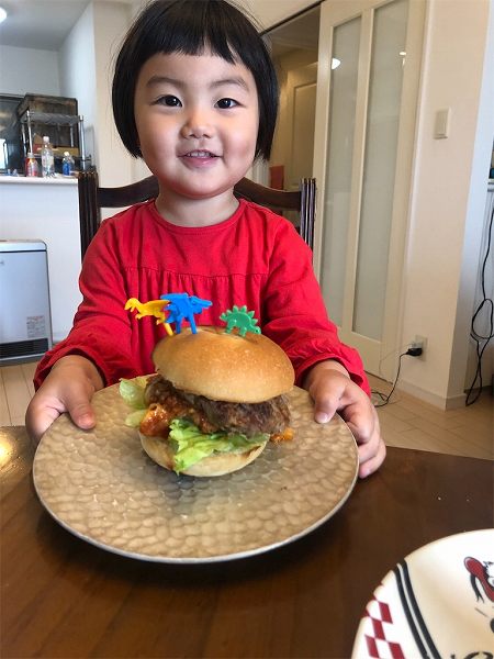 【スザンヌの妹マーガリンの子育てin熊本】モスソース風ハンバーガー🍔を一緒につくったよ❤️