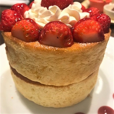 苺たっぷりスフレパンケーキ