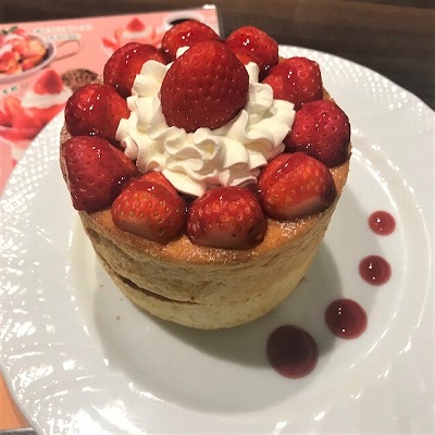 苺たっぷりスフレパンケーキ