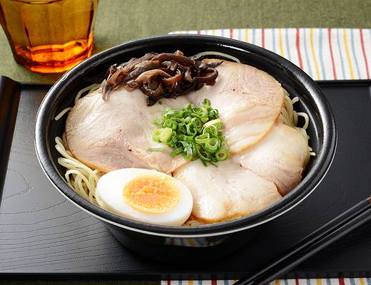 博多一幸舎監修　博多豚骨ラーメン〜肉盛〜 福岡県の名店「博多一幸舎」監修豚骨ラーメン。熟成細ストレート麺は、細いながらもしっかりした食感。スープは濃厚な豚骨のうまみが決め手です。期間限定でチャーシューを増量し、たまご・きくらげ・ネギをトッピングしました。 ローソン標準価格598円(税込)カロリー614kcal