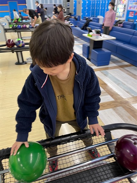 【スザンヌの妹マーガリンの子育てブログ】家族で初めてのボーリング‼️勝者はだーれだ😍