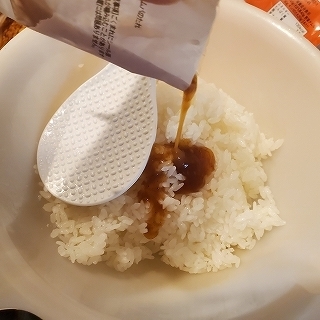 ご飯にたれを混ぜる