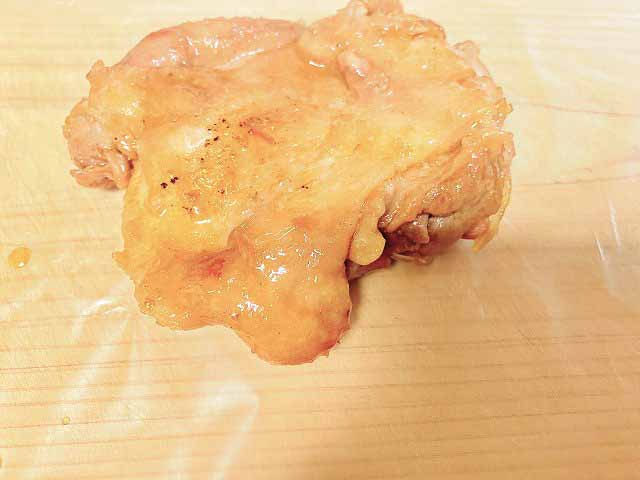 鶏の照り焼きを切り分けるときに「アイラップ　なんでもシート」を使用