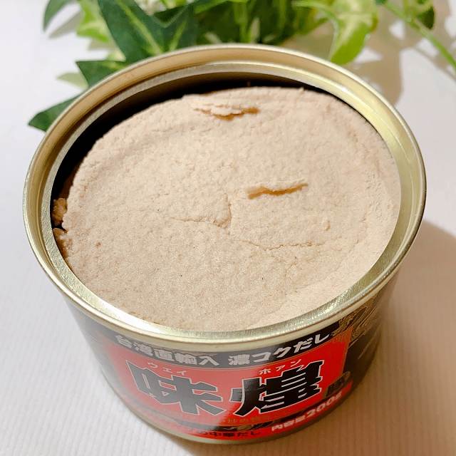 中身は、半練りの調味料です。