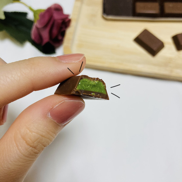 一口食べると、抹茶チョコが登場！