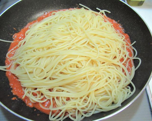 ゆであがったパスタを入れる