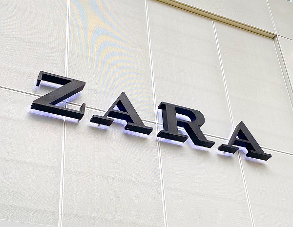 高級感すごい Zara のイニシャルディテールメダリオンネックレス Babydot ベイビードット