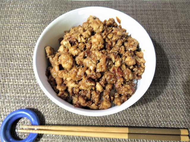 ご飯の上にかければそぼろ丼の完成