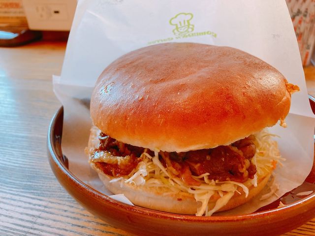 コメ牛バーガーはとんでもない大きさ！