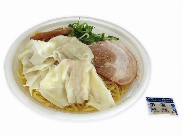 鶏ガラスープが自慢塩ワンタン麺