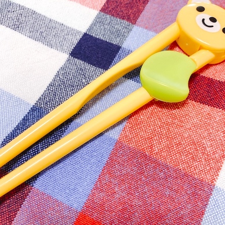 人差し指と中指の置く位置には少しくぼみがあるので、中々位置が定まらない子どもでも使いやすい♡