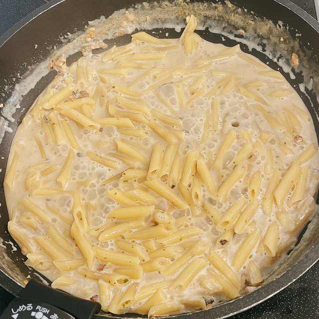 きのこクリームパスタ　調理中
