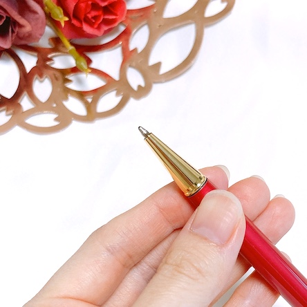 ペンの先端を回すと普通にボールペンとして使用でき、芯の交換も可能。