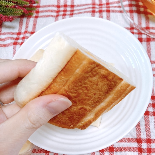 表面は真っ白い生地ですが、裏面は焼き色がついています。