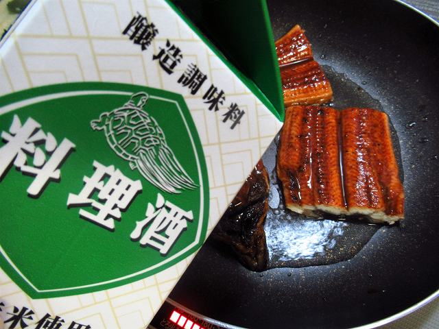 お酒を大さじ3ほど入れて蒸し焼き