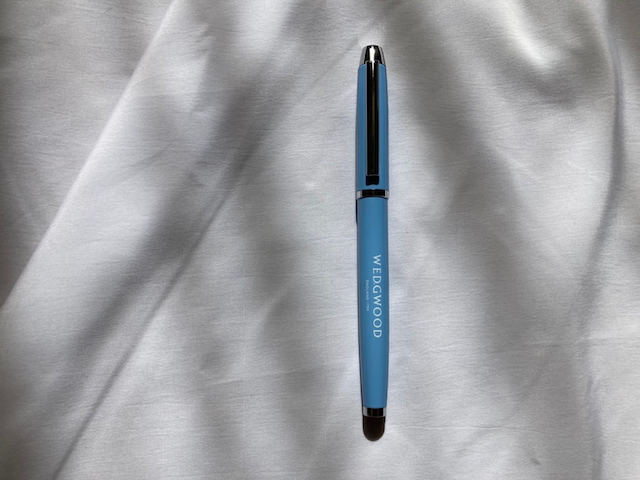 鮮やかなブルーのボールペン！