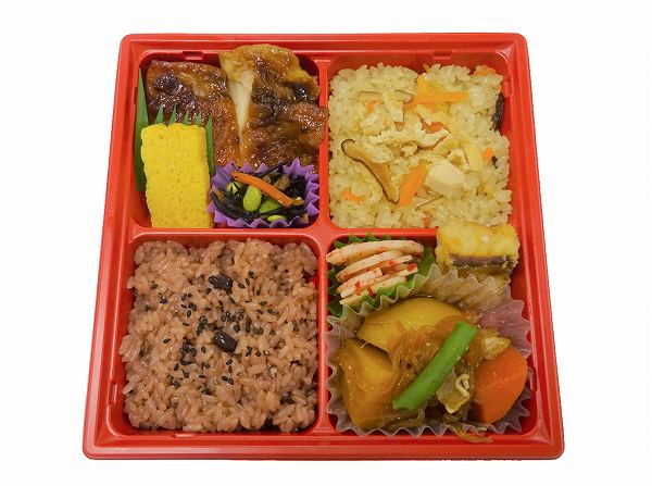 赤飯と鶏五目おこわのお弁当