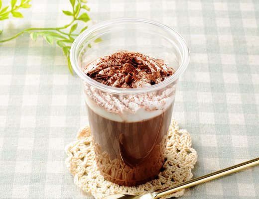 2度楽しめる！？飲めちゃうチョコプリン。カカオ分55％のチョコレートを使用し、濃厚なチョコレート感がありつつものど越しのよい食感のプリンに。さらに、混ぜるとだんだんとろりとなめらかな食感になってくる混ぜて楽しいチョコプリンです。