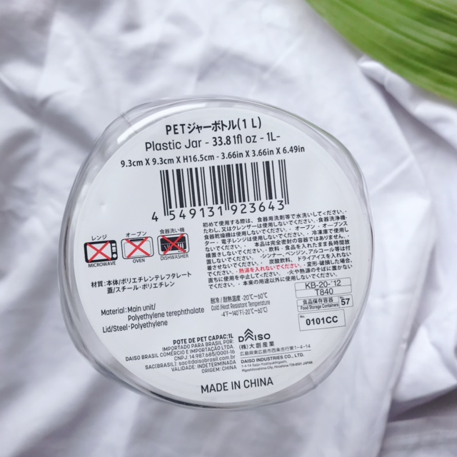 ポリエチレンでできているためちゃくちゃ軽いPETジャーボトルです。