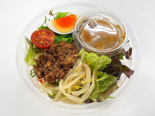 野菜と食べる　ピリ辛肉味噌ラーメンサラダ