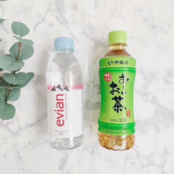 「伊藤園　エビアン　330ml」又は「伊藤園　お～いお茶　緑茶　350ml」いずれか１個買うと、「伊藤園　健康ミネラル麦茶　670m.」の無料引換券が貰えちゃう！