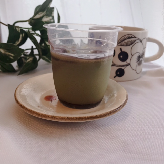 底にはカラメルソースをすくった瞬間、抹茶プリンと一緒に流れ込んできました。