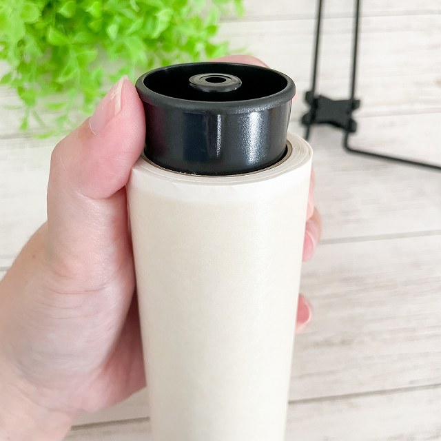 ホルダーを粘着テープにセット