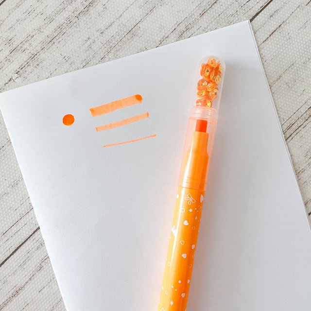 オレンジの蛍光ペン