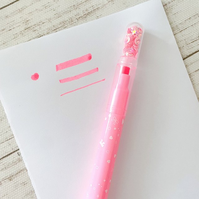 ピンクの蛍光ペン