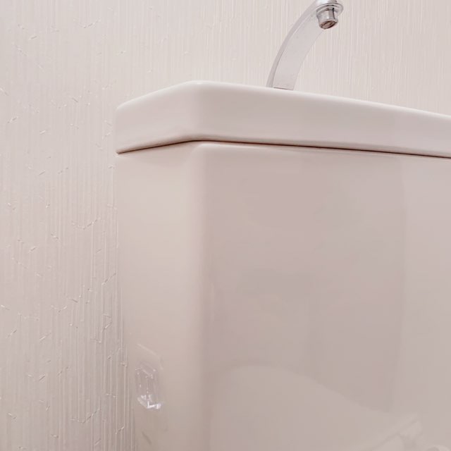 トイレのタンクに凹のシールを貼りました
