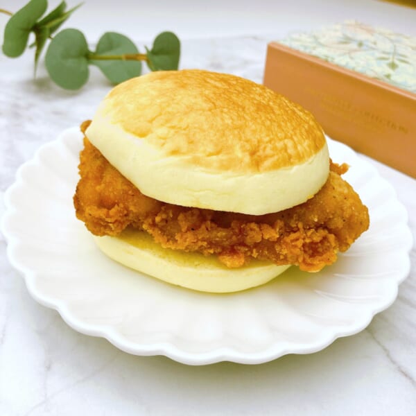 ファミチキを挟んで実食