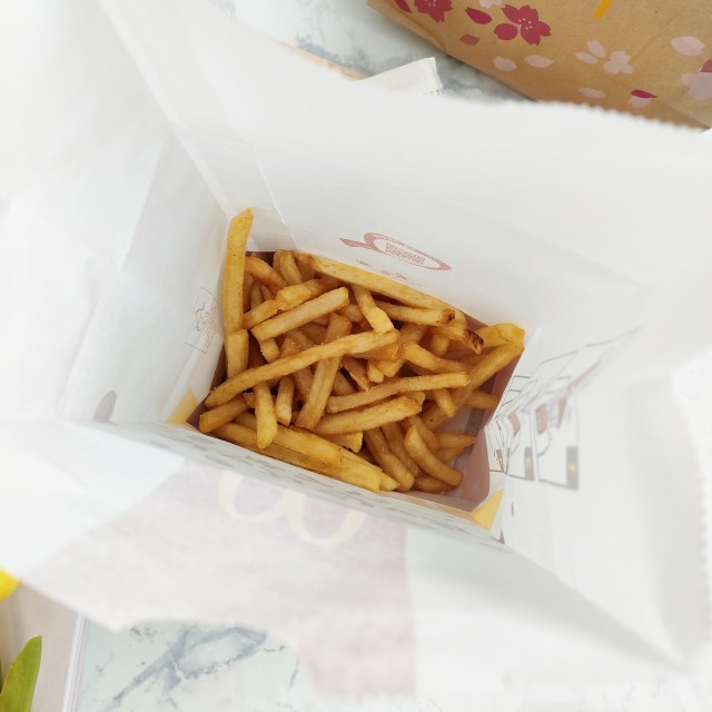 専用の袋にポテトを入れる