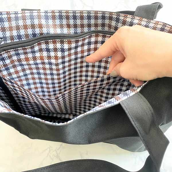 バッグの中を見る