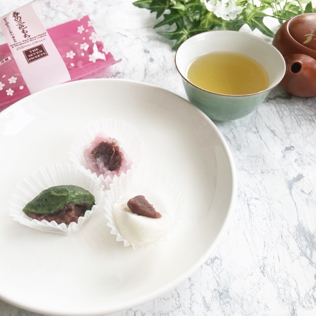 春の三色もち　お茶と