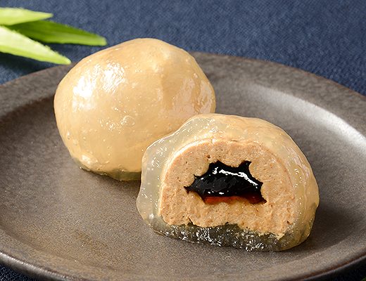 わらび餅で包んだ　きなこ玉(黒蜜入り)