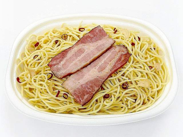 麺大盛ベーコンのペペロンチーノ