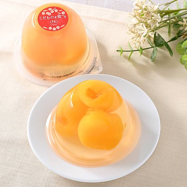 くだものを食べる　びわ