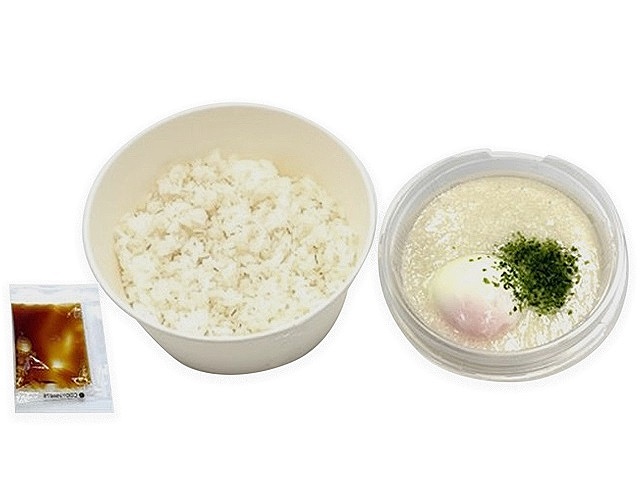 半熟たまごで食べる麦とろ丼