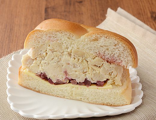 もちもちベーグルサンド　蒸し鶏とカリカリ梅