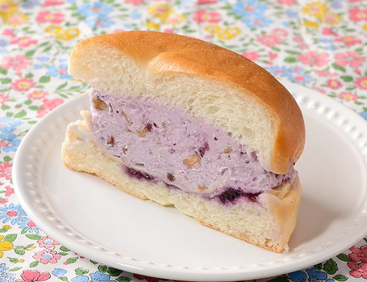 もちもちベーグルサンド　ブルーベリークリームチーズとナッツ