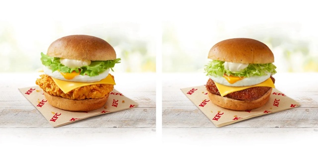 左から「とろ～り月見チーズフィレバーガー」「とろ～り月見チーズ和風カツバーガー」イメージ