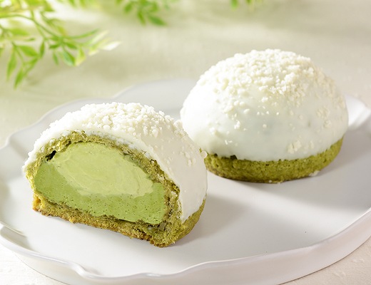 お抹茶クッキーシュー(抹茶ラテ風) 抹茶の香り広がる、宇治抹茶を使用したシュークリーム。 ローソン標準価格235円(税込)カロリー359kcal