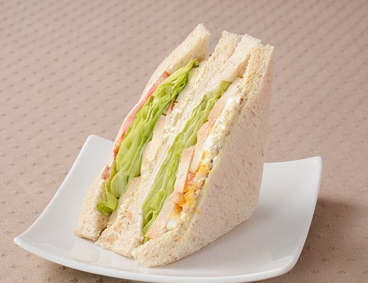 全粒粉入り　たんぱく質が摂れる　チキンと野菜とたまご