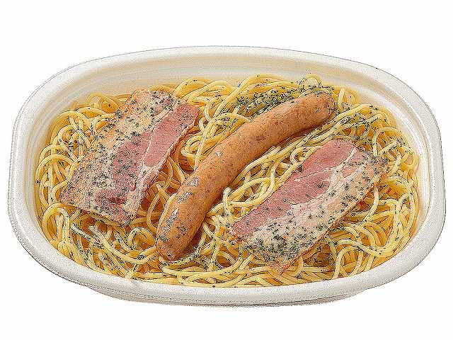 ソーセージとベーコンの大盛ペペロンチーノ